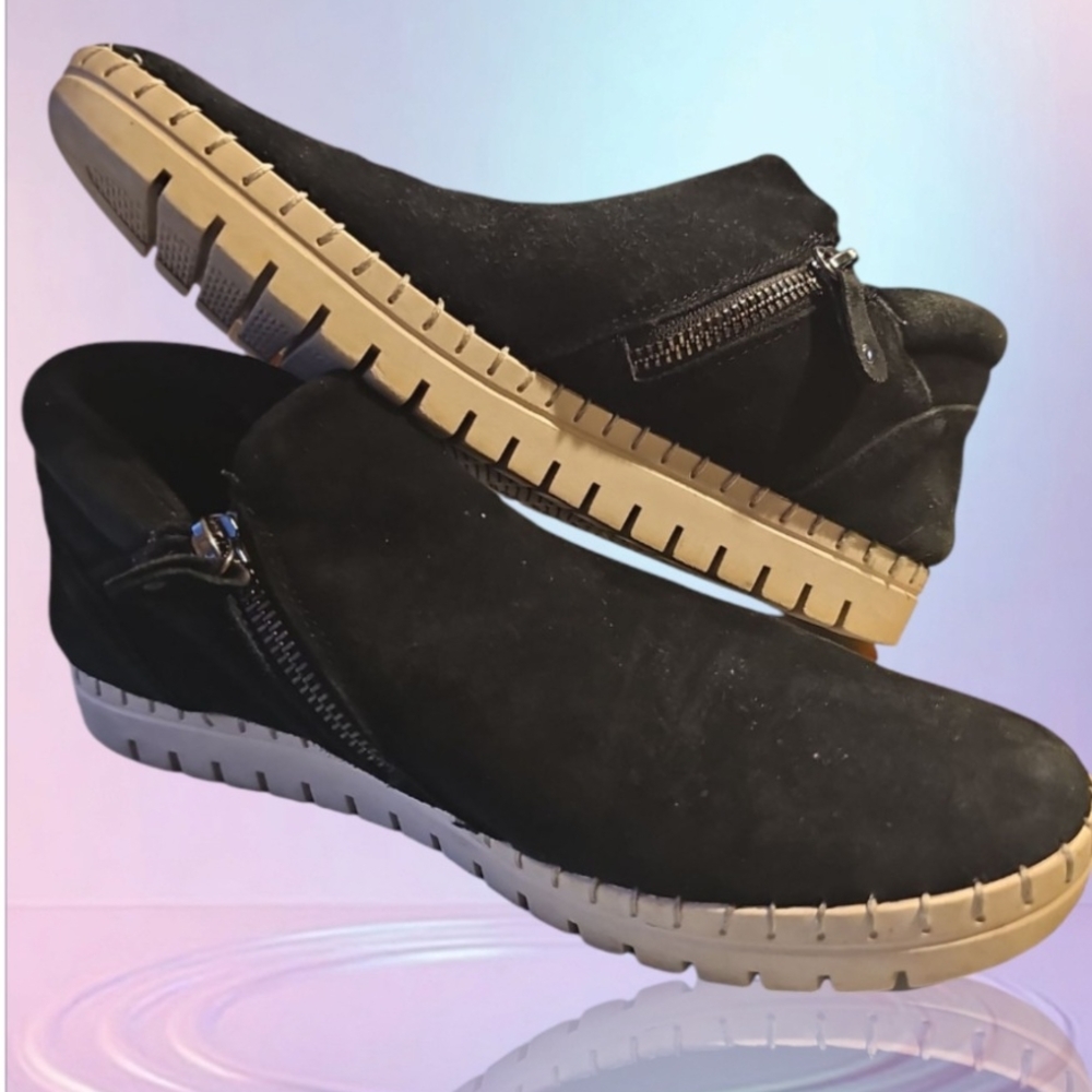Bella Vita Black and Tan Sneakers with Flexible Sole